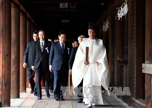 Десятки японских депутатов посетил храм Ясукуни - ảnh 1